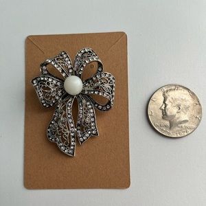 🌸Boutique Silver Rhinestone and Faux Pearl Fashion Brooch